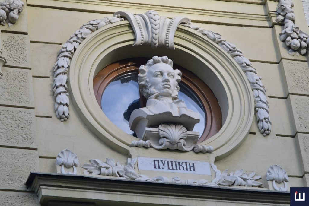 iz fasadu dramteatru v chernivcjah pribrali pogruddja pushkina foto d4a425d
