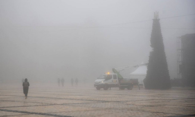 У Києві на Софійській площі прикрашають &ldquo;ялинку незламності&rdquo; (фото)