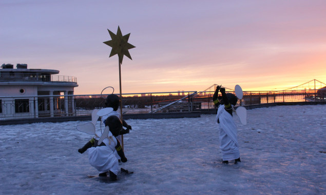 У Києві скульптури малюків-засновників одягли у янголів із ЗСУ, МВС, комунальників та енергетиків (фото)