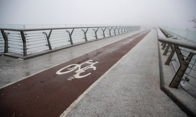 У Києві відкрили пішохідно-оглядовий міст, пошкоджений обстрілом у жовтні (фото)