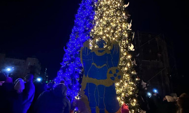 У Києві засвітили “Ялинку незламності” на Софійській площі