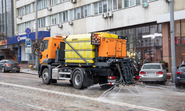 124 одиниці техніки “Київавтодору” проводять обробку вулиць протиожеледними реагентами