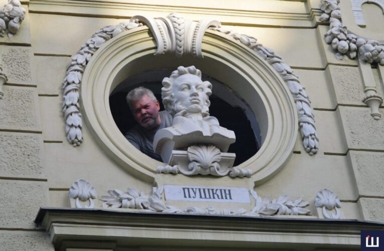 «Боротьба за бюсти»: хто був попередником Пушкіна на фасаді Чернівецького муздрамтеатру 