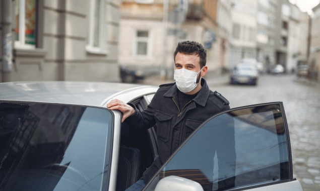 Дарницькі чиновники візьмуть на прокат автомобілі з водієм