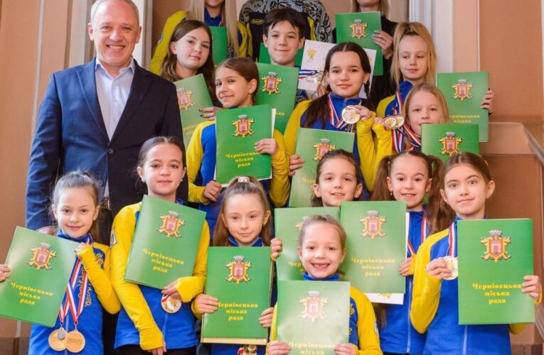 Діти-спортсмени з Чернівців здобули 6 золотих медалей на міжнародних змаганнях в Парижі