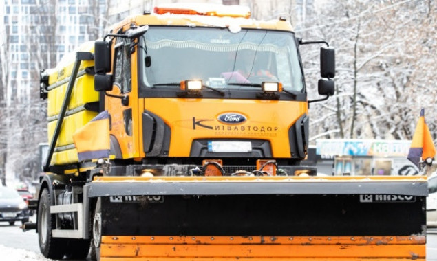 Для прибирання снігу у Києві задіяли більше 400 одиниць техніки