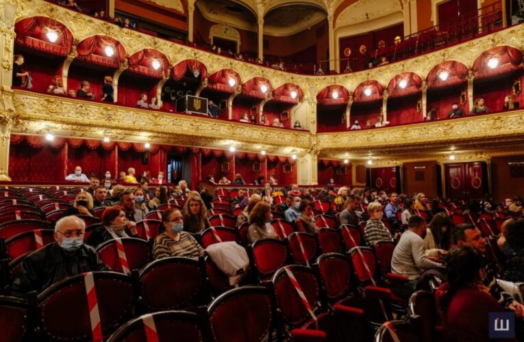 Дві прем’єри та багато казок: репертуар на січень у Чернівецькому муздрамтеатрі