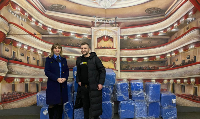 Київський метрополітен отримав тисячу туристичних сидінь на випадок повітряної тривоги (фото)