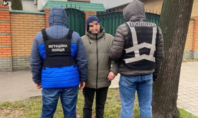 Легалізація іноземців та нелегальне переміщення осіб через кордон: киянину повідомлено про підозру