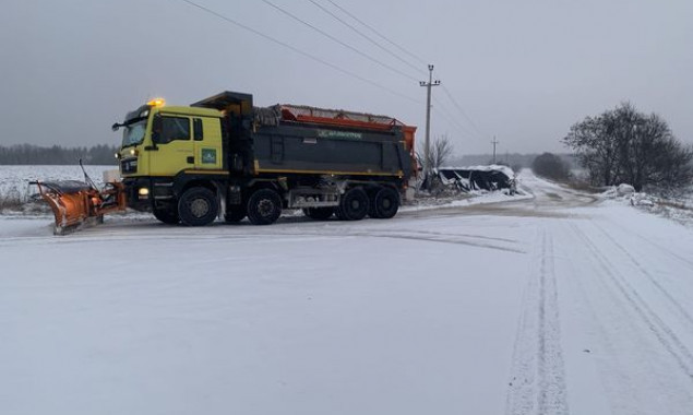 На дорогах Київщини 212 одиниць спецтехніки працюють над подоланням наслідків снігопаду