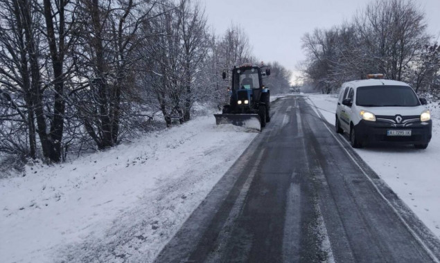 На дорогах Київщини проводять протиожеледну обробку