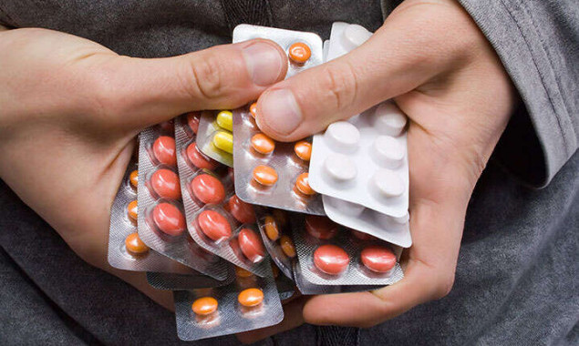 На Фастівщині правоохоронці викрили злочинну схему реалізації сильнодіючих ліків та наркотичних засобів (відео)