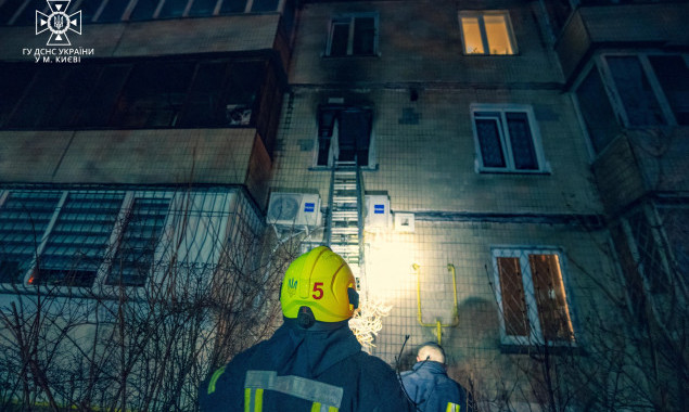 На лівому березі Києва при ліквідації пожежі врятували двох людей (фото)
