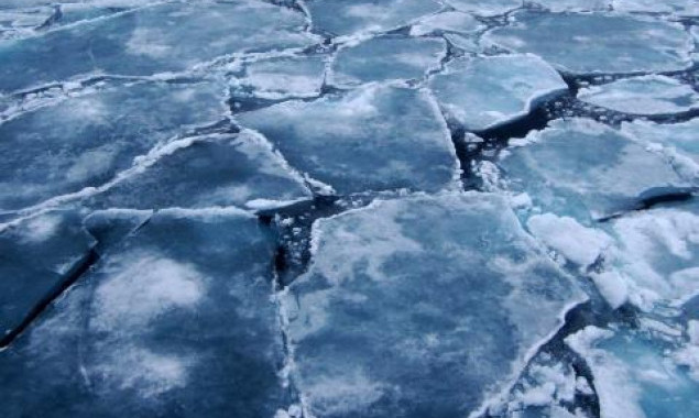 На Вишгородщині чоловік на озері провалився під кригу і загинув