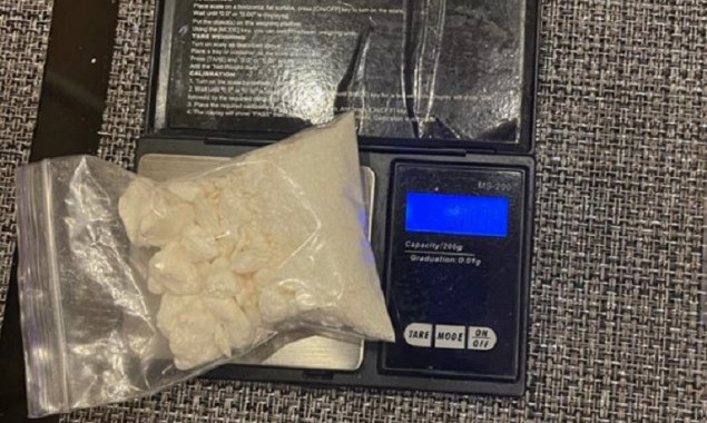 Правоохоронці повідомили про підозру трьом спільникам, які збували кокаїн та канабіс у столиці та області