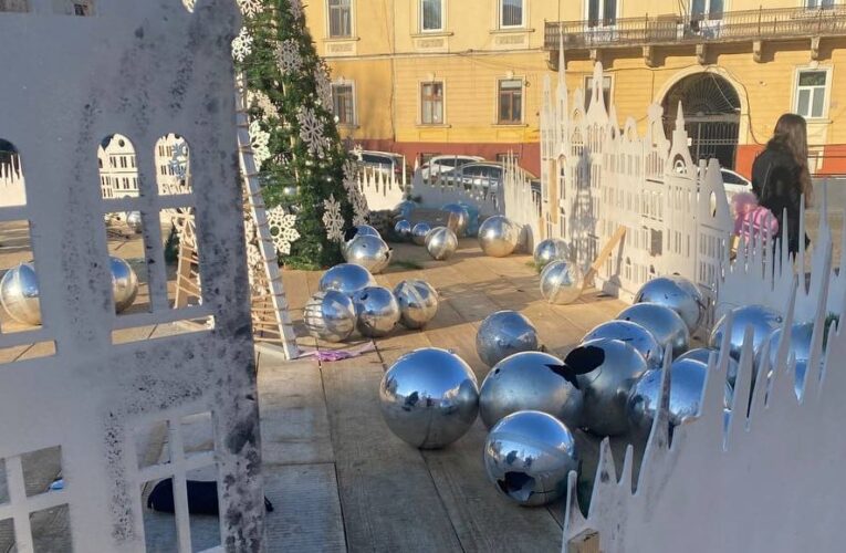 У Чернівцях невідомі розгромили фотозону на площі Філармонії