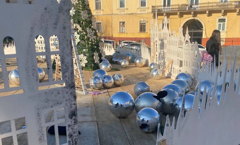 У Чернівцях невідомі розгромили фотозону на площі Філармонії 11 u chernivcjah nevidomi rozgromili fotozonu na ploshhi filarmoniyi f900177