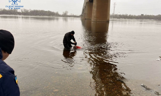 У Києві біля Петрівського залізничного мосту рятувальники дістали з Дніпра тіло жінки