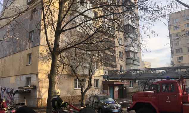 У Києві на Пріорці при ліквідації пожежі врятували трьох людей (фото)