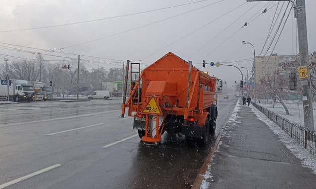 У столиці відзвітували про стан обробки вулиць протиожеледними засобами