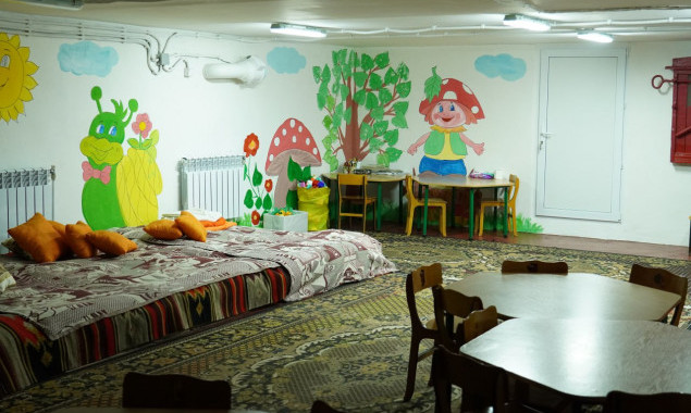 У закладах освіти Київщини вже облаштовано 1085 укриттів (фото)