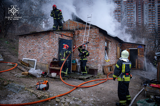 В Голосіївському районі столиці горів приватний будинок (фото)