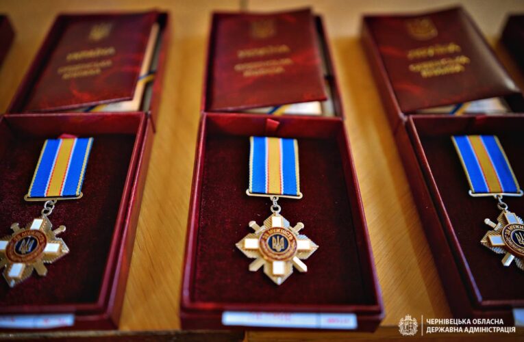 У Чернівцях родинам загиблих військових вручили нагороди