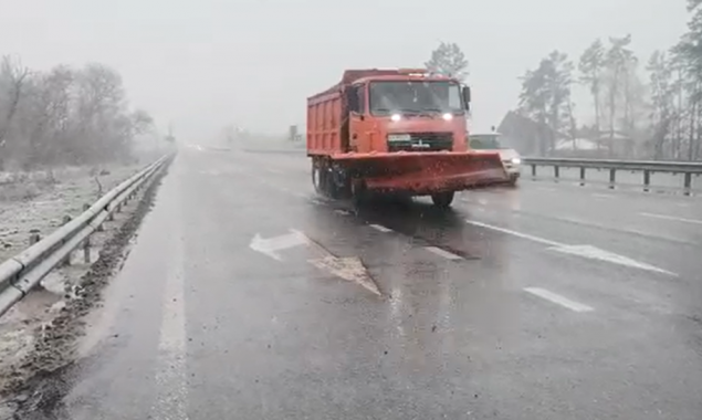 Шляхи Київщини розчищають понад 140 дорожників та сотня одиниць техніки