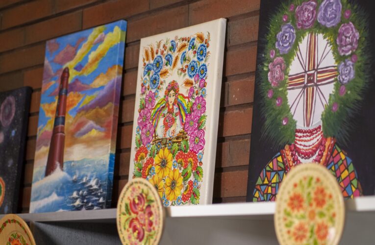 У Центрі Миколайчука відкрили благодійну виставку робіт Петриківського розпису. ФОТО