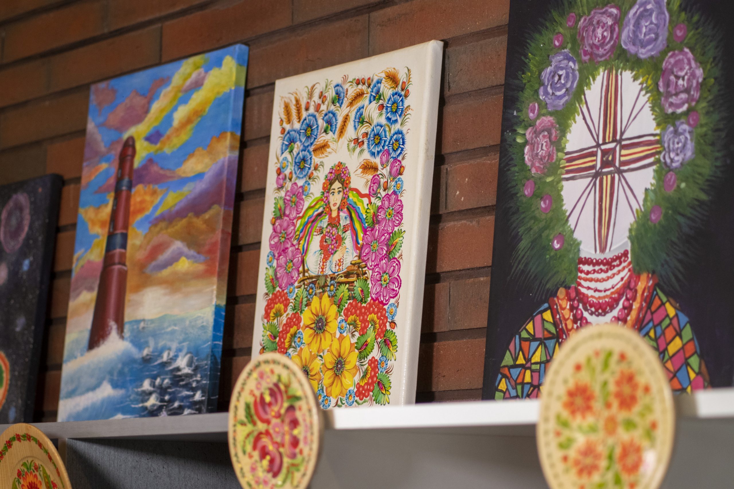 У Центрі Миколайчука відкрили благодійну виставку робіт Петриківського розпису. ФОТО 11 u centri mikolajchuka vidkrili blagodijnu vistavku robit petrikivskogo rozpisu foto fd60df0