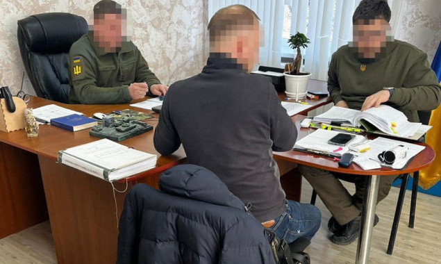 У столиці колишнього працівника військкомату викрили на схемі переправлення призовників через кордон