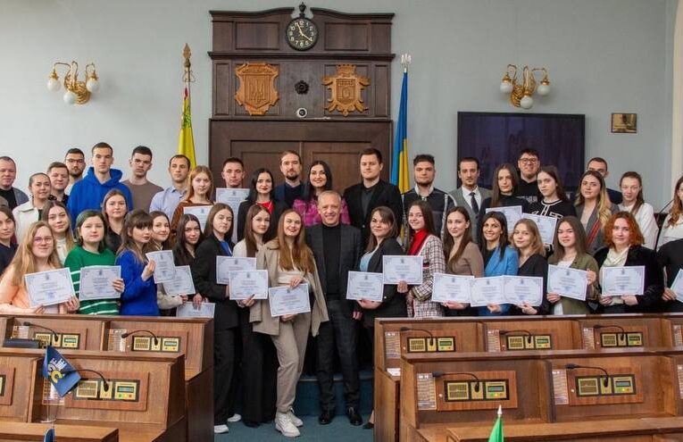 «Молодь — це не лише про майбутнє»: у Чернівцях завершилася друга хвиля стажування молоді у міській раді