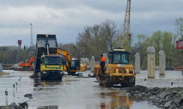 На Київщині тривають роботи з укріплення насипу біля Іванкова та ліквідації наслідків підтоплення в Погребах (фото, відео)