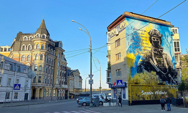 На столичному Подолі з&rsquo;явився мурал військовим