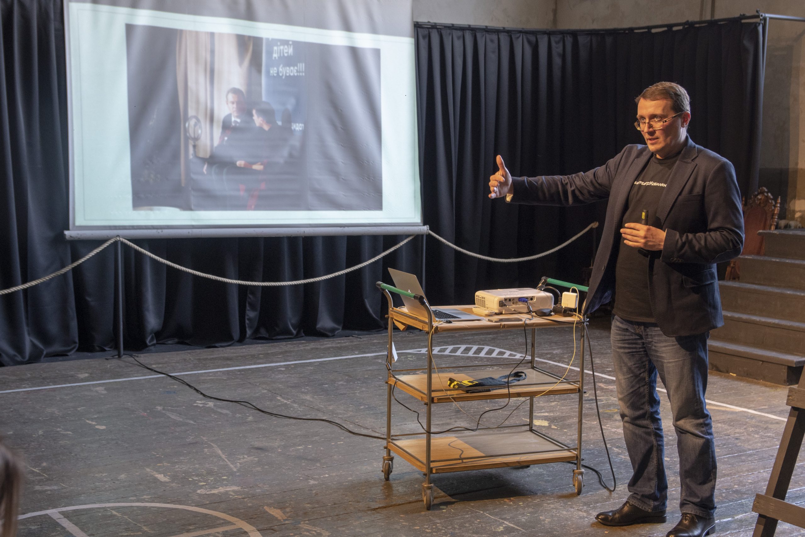 Про «великий план» камерних вистав та театральні простори: у Чернівцях відбулася зустріч із Сергієм Винниченком 11 pro velikij plan kamernih vistav ta teatralni prostori u chernivcjah vidbulasja zustrich iz sergiyem vinnichenkom 4db2bc4