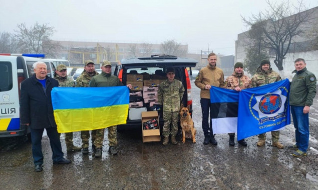 Службові собаки столичної поліції отримали від благодійників тонну корму та спеціальне взуття