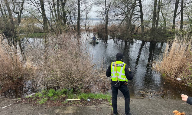 У Броварському районі правоохоронці врятували з водойми чоловіка (фото, відео)