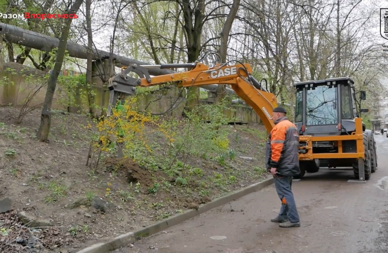 У Чернівцях на вулиці Білоруській оновлюють вуличне освітлення