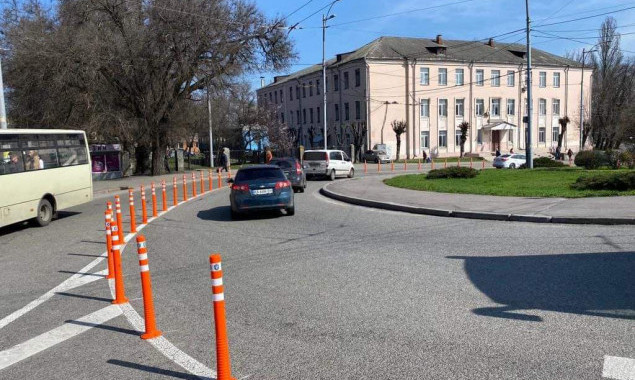 У Києві на з’їздах з проспекту Берестейського встановили нові делініатори (фото)