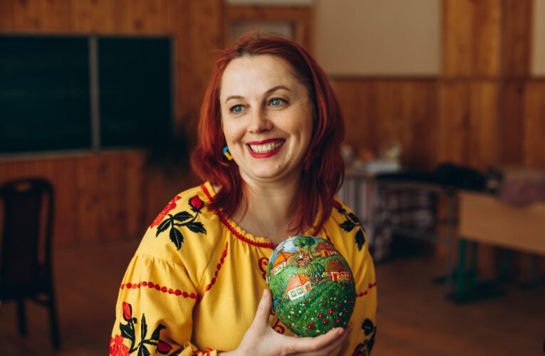 Відправляла писанки в Антарктиду: вчителька з Буковини Наталія Руда популяризує писанкарство