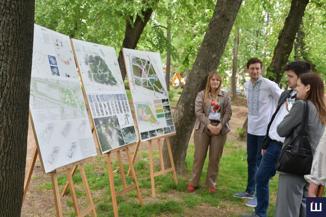 25 ornamentiv na svitilnikah u chernivcjah prezentuvali proyekt rekonstrukciyi skveru dnja vishivanki 28fecb8