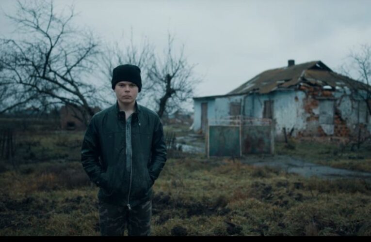 Американський гурт Imagine Dragons презентував кліп про Україну, який зняли в розбомбленому селі