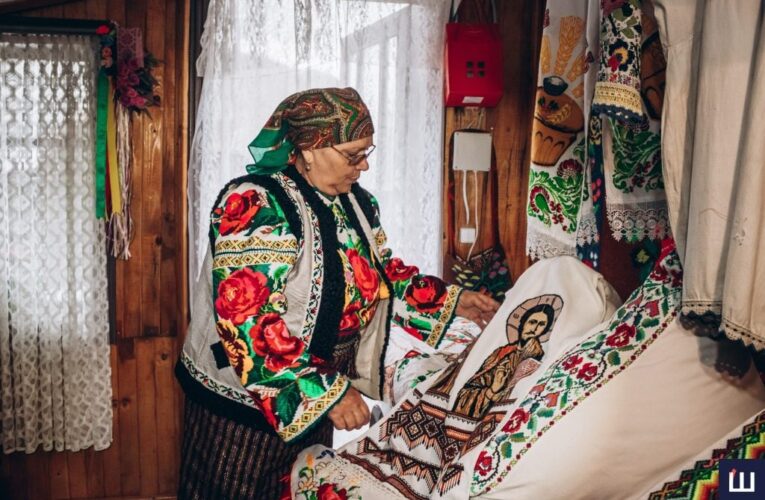 Чоловік — етнічний росіянин, а вона — гуцулка: 66-річна майстриня вишивки з Путили створила вдома музей своїх робіт