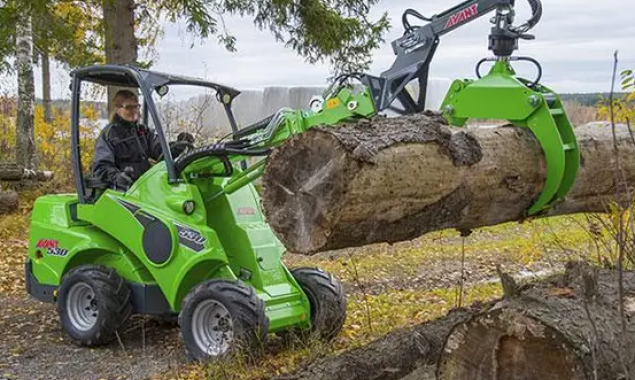 Гореничі закуповують універсальний міні-навантажувач