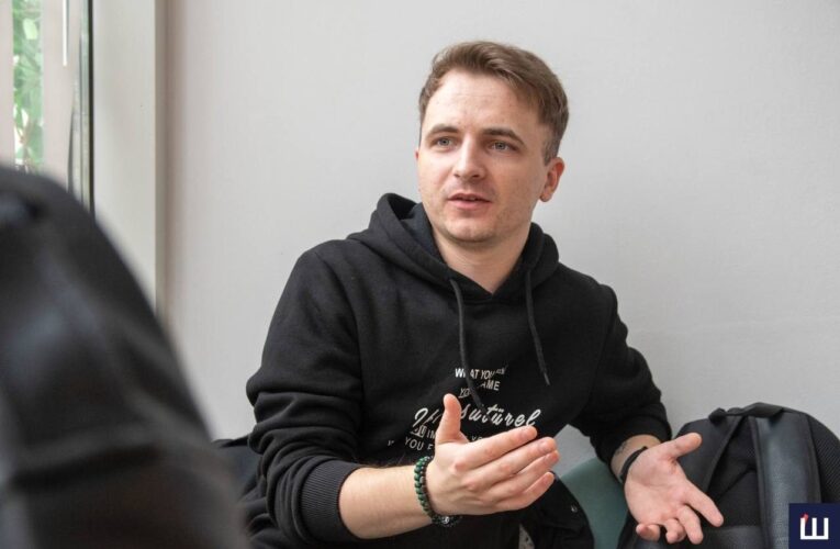 «Гумор – це психологія, стендап – психотерапія»: комік із Буковини Михайло Поп’юк розповів про гумор у період війни