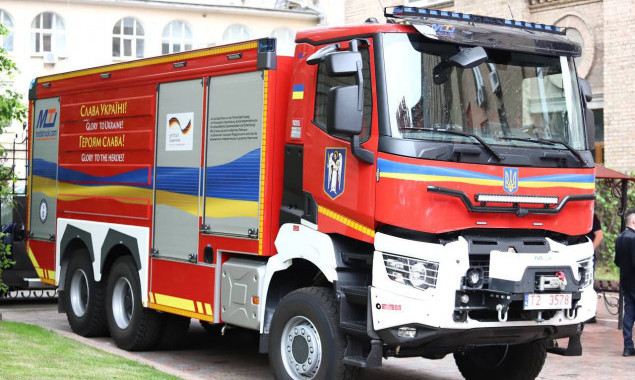 Київ отримав від іноземних партнерів ще одне найсучасніше пожежне авто