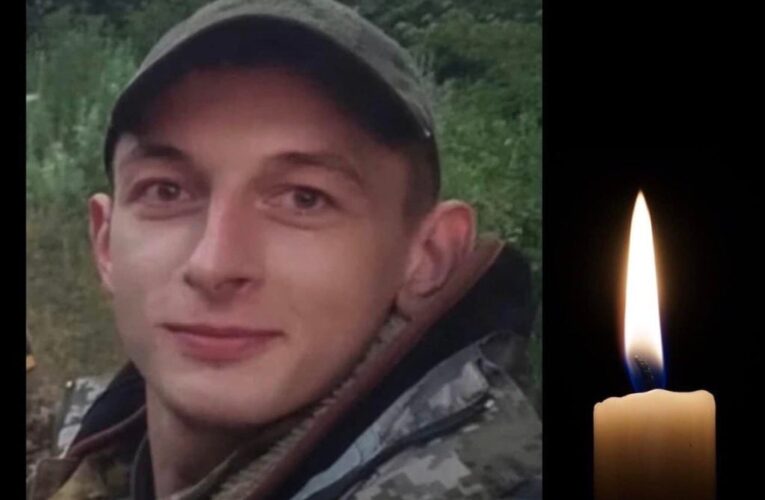 На Буковині прощалися з військовим, який загинув на війні з росією