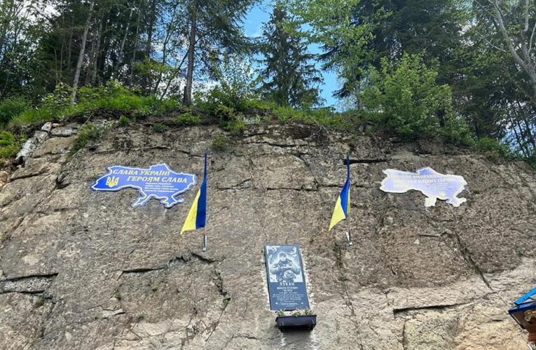На Буковині відкрили меморіальну дошку та барельєф загиблим воїнам