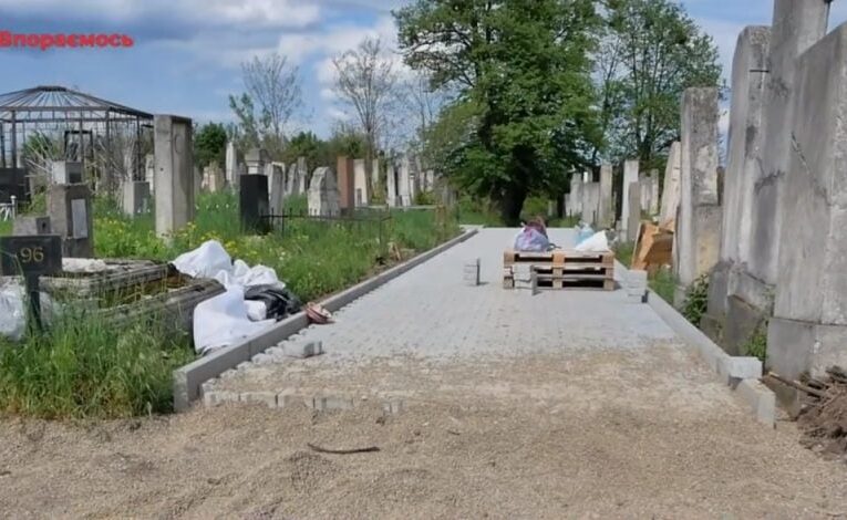 На кладовищах Чернівців розпочали ремонтні роботи