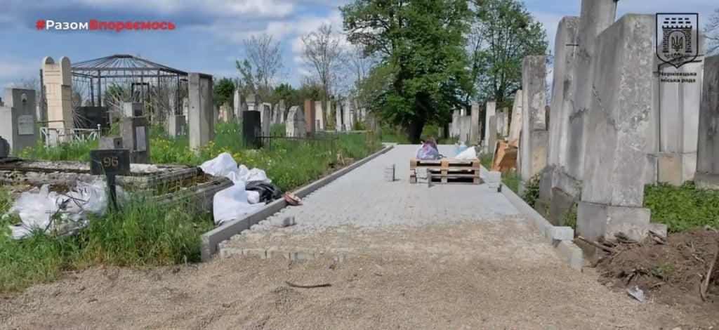 na kladovishhah chernivciv rozpochali remontni roboti 2bfe477